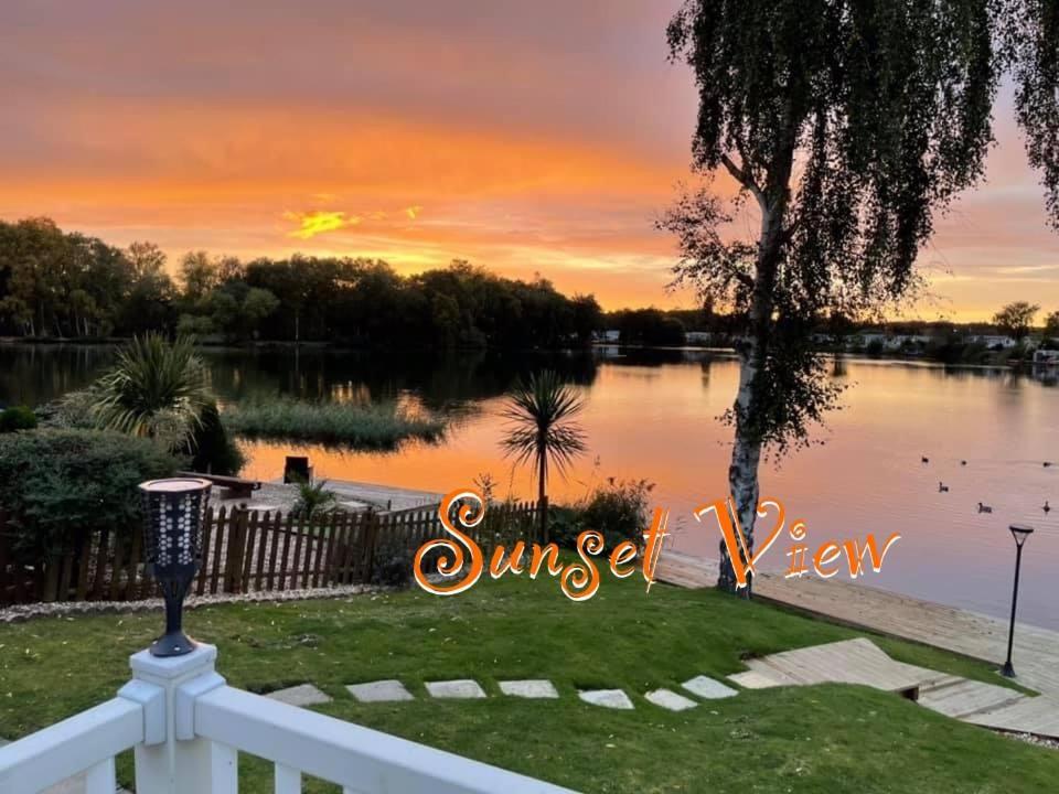 Tattershall Lakes Sunset View Caravan Lakeside, Hot Tub, Garden, Private Fishing Peg & Wifi Екстериор снимка