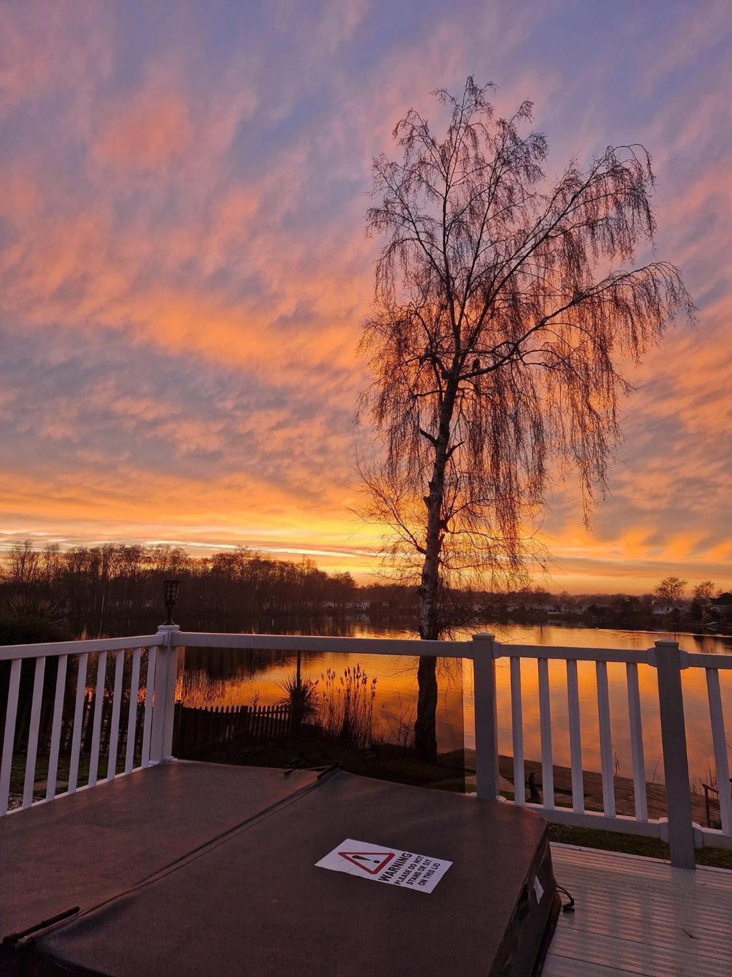 Tattershall Lakes Sunset View Caravan Lakeside, Hot Tub, Garden, Private Fishing Peg & Wifi Екстериор снимка